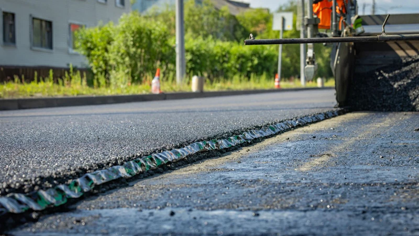 Дороги, парковки, тротуары: в Тарко-Сале ремонтируют улицу Мезенцева