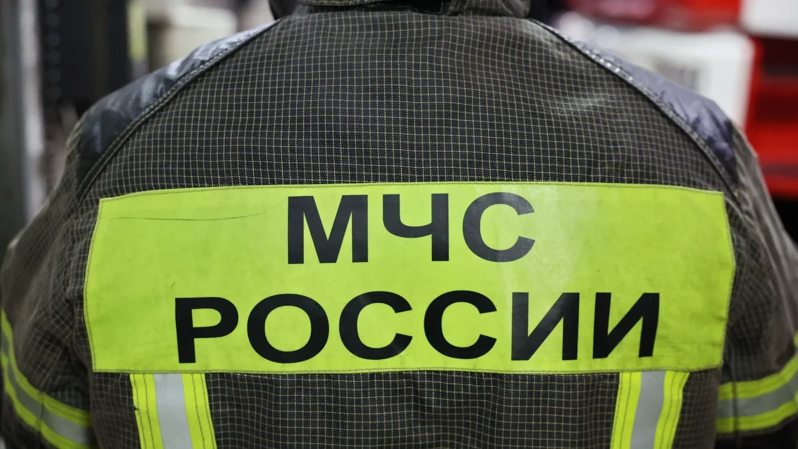 В промзоне Тарко-Сале сгорел гараж