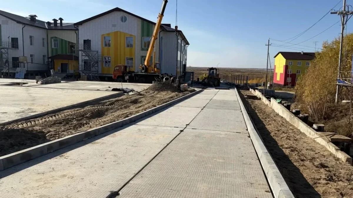 Замгубернатора Ямала оценила ход строительства детского сада в Самбурге